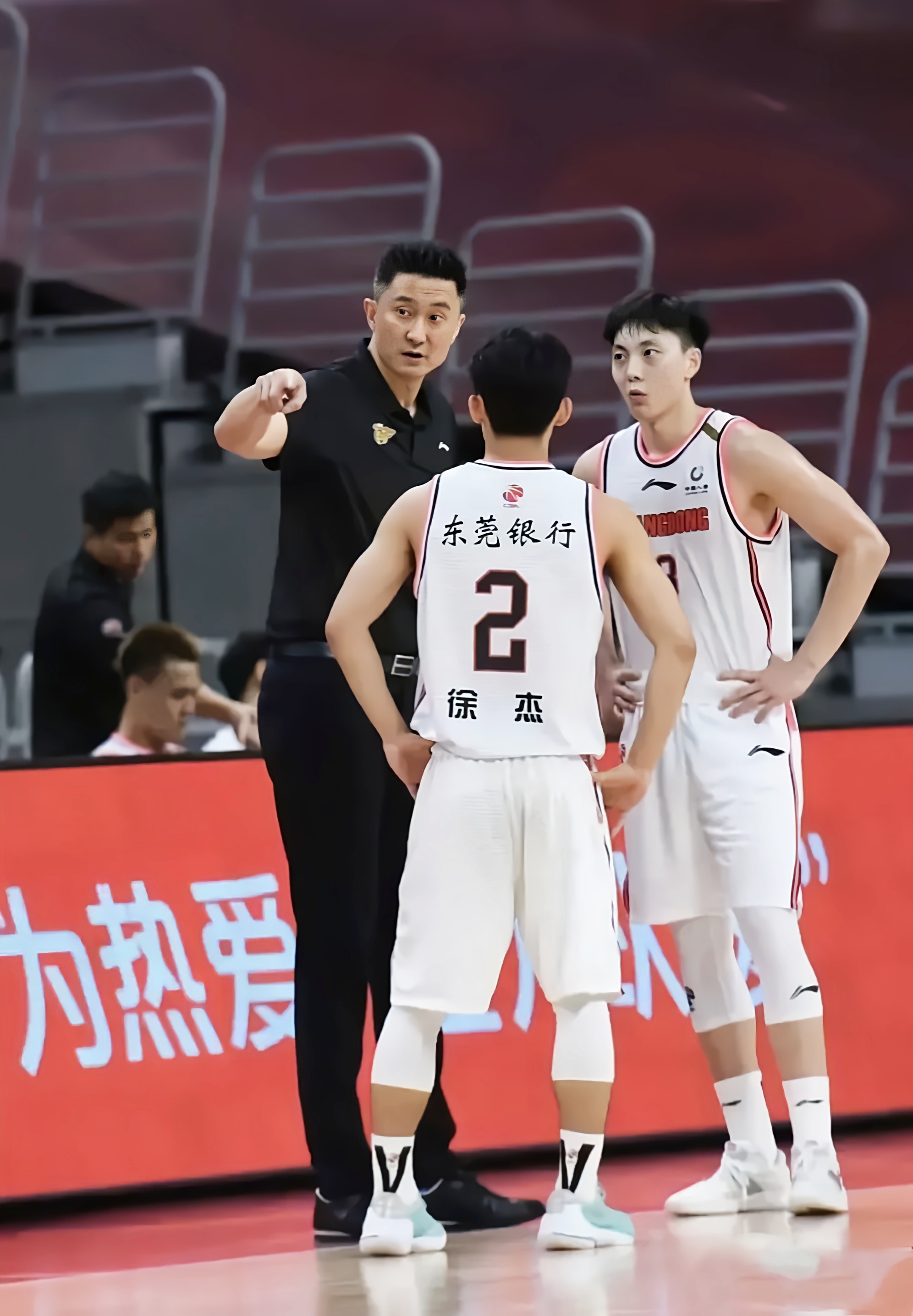 九游体育APP-今晨德国杯焦点战，广东宏远外线爆发，媒体盛赞，球探报告显示潜力(广东宏远最新消息)