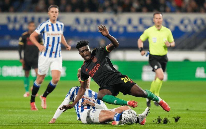 九游体育下载-荷甲倒计时；新疆广汇国际比赛日防线松动；细节引发关注；震撼外界；高层口径保持一致(新疆广汇疯狂买人又签新外援)